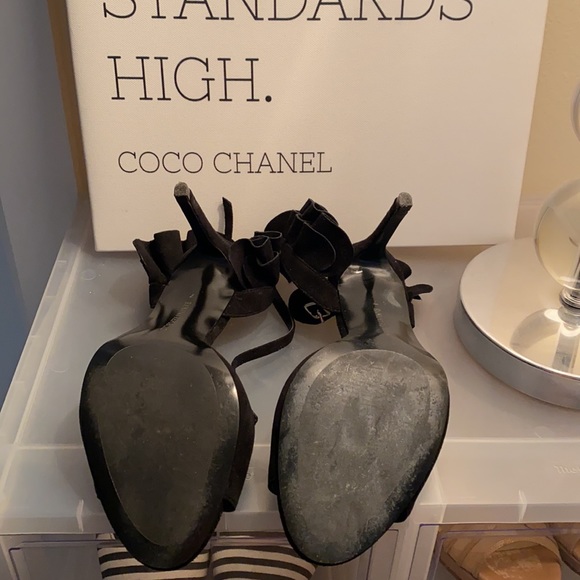 Black Ruffle Heel - Picture 2 of 3